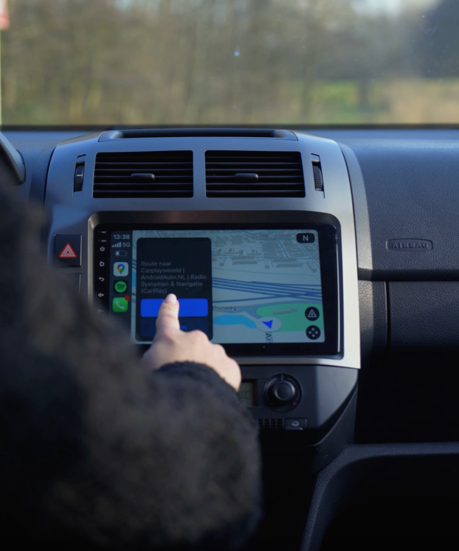 Navibop autoradio-dashboard in gebruik